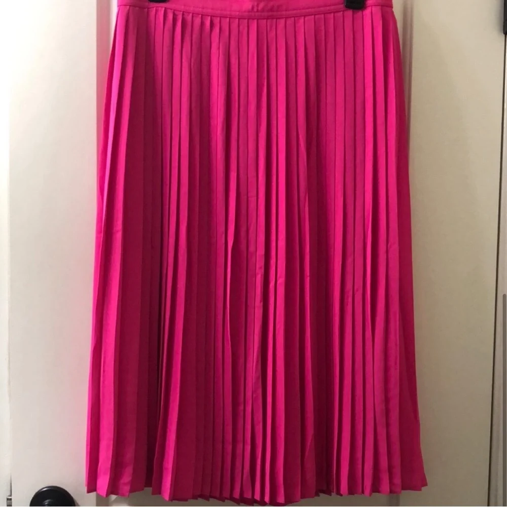 Elegant Pink Pleated Skirt - Picture 2 of 4